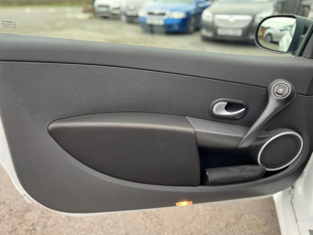 Used Renault Clio 2010 for sale - 76290866: Photo 24