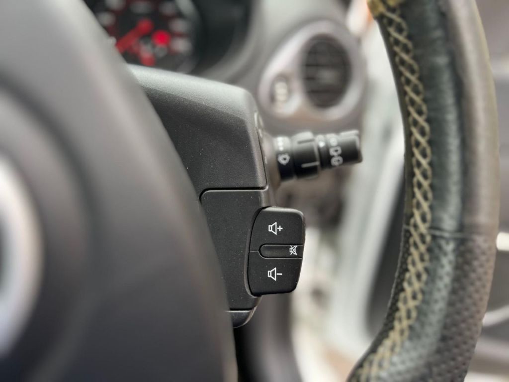 Used Renault Clio 2010 for sale - 76290866: Photo 32