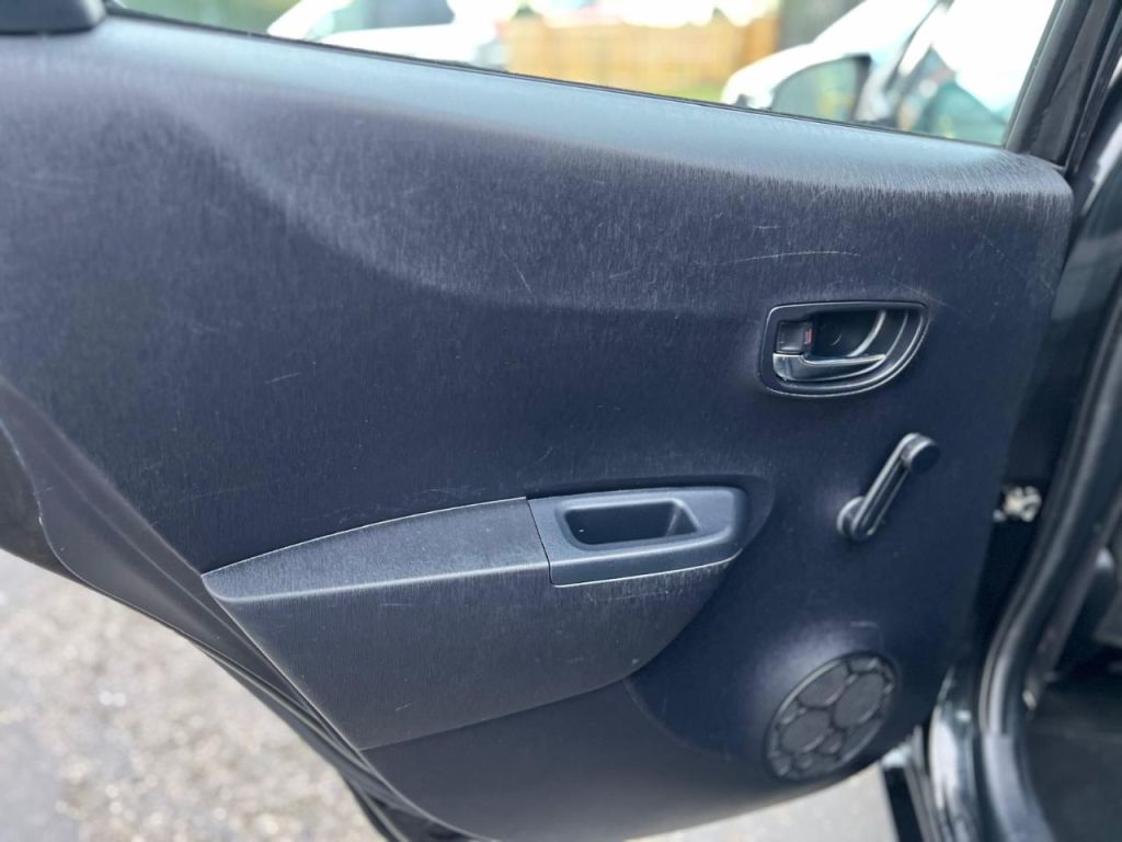 Used Toyota Yaris 2012 for sale - 77685104: Photo 19