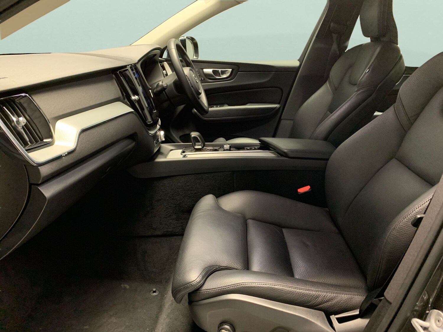 Used Volvo XC60 2023 for sale - 77558267: Photo 4