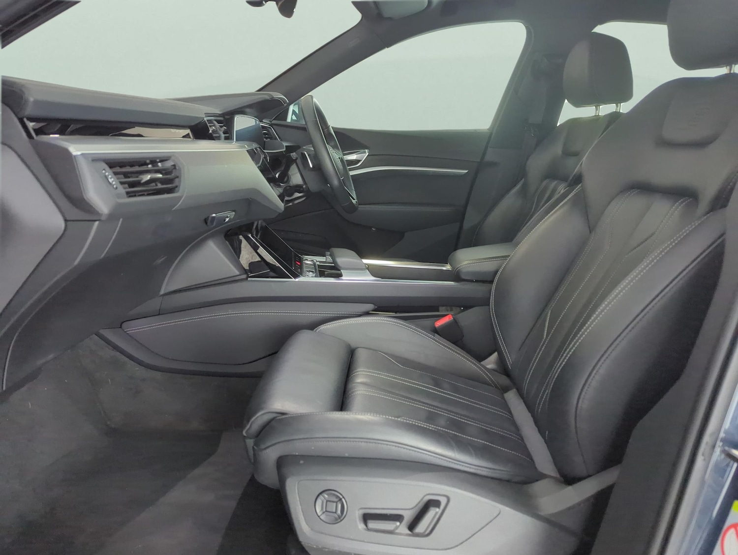 Used Audi e-tron 2023 for sale - 77392440: Photo 4