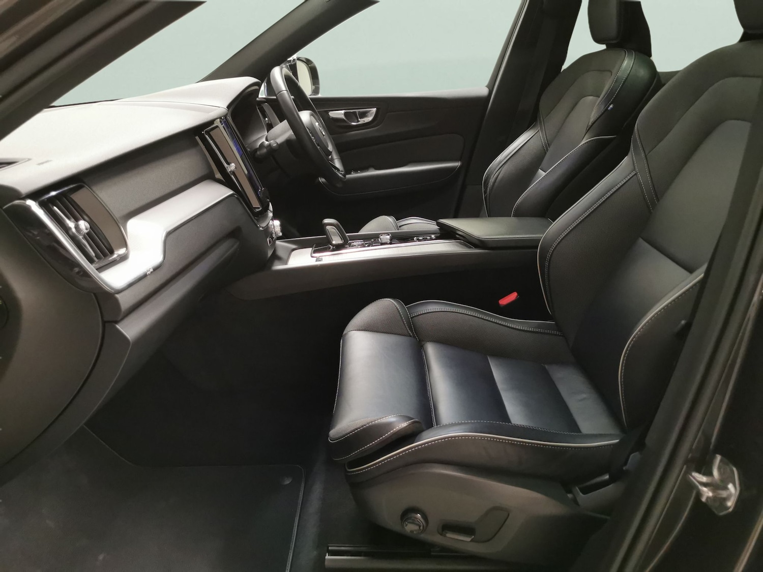 Used Volvo XC60 2021 for sale - 77350801: Photo 4