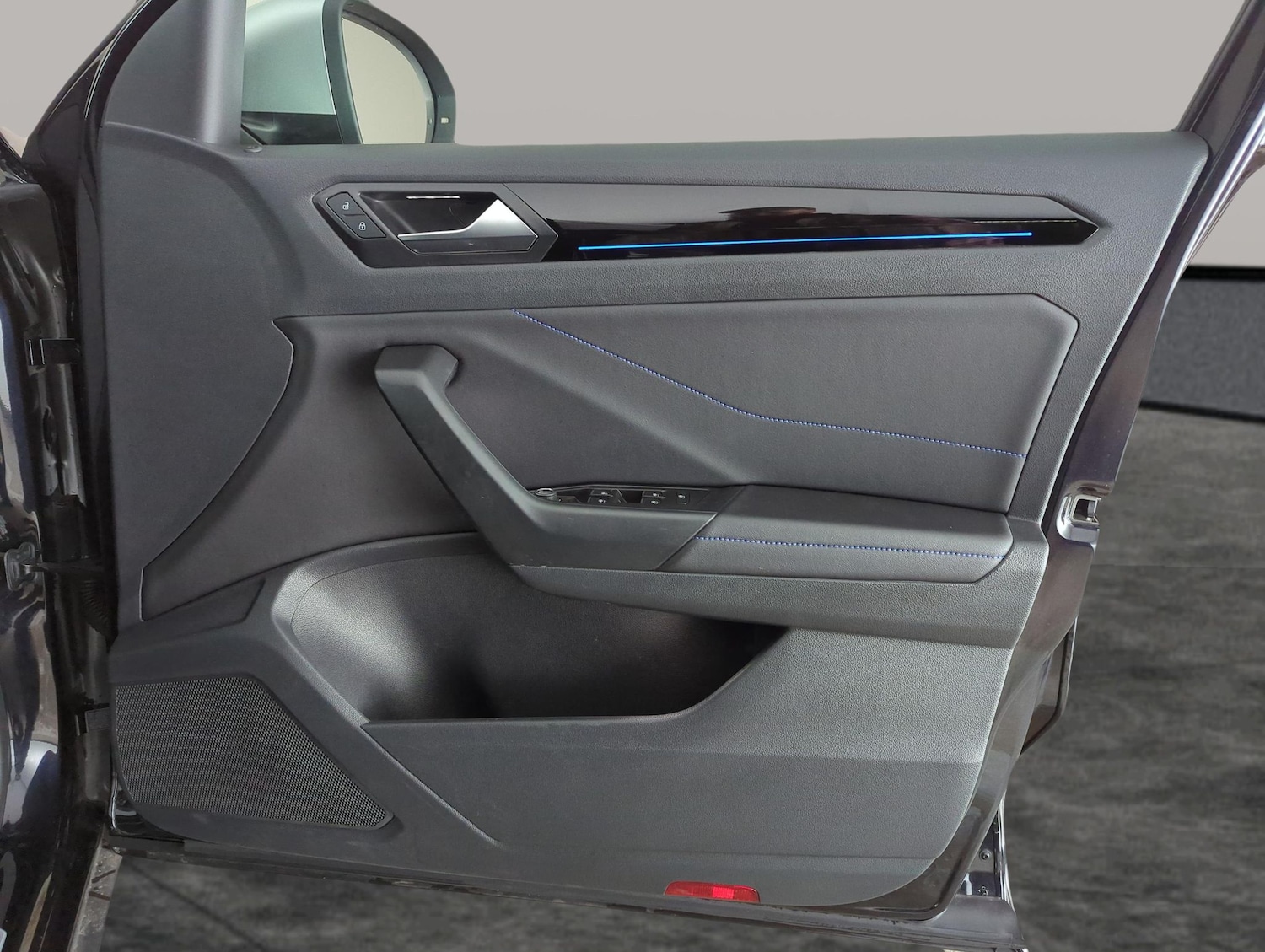 Used Volkswagen T-Roc 2023 for sale - 77552672: Photo 29