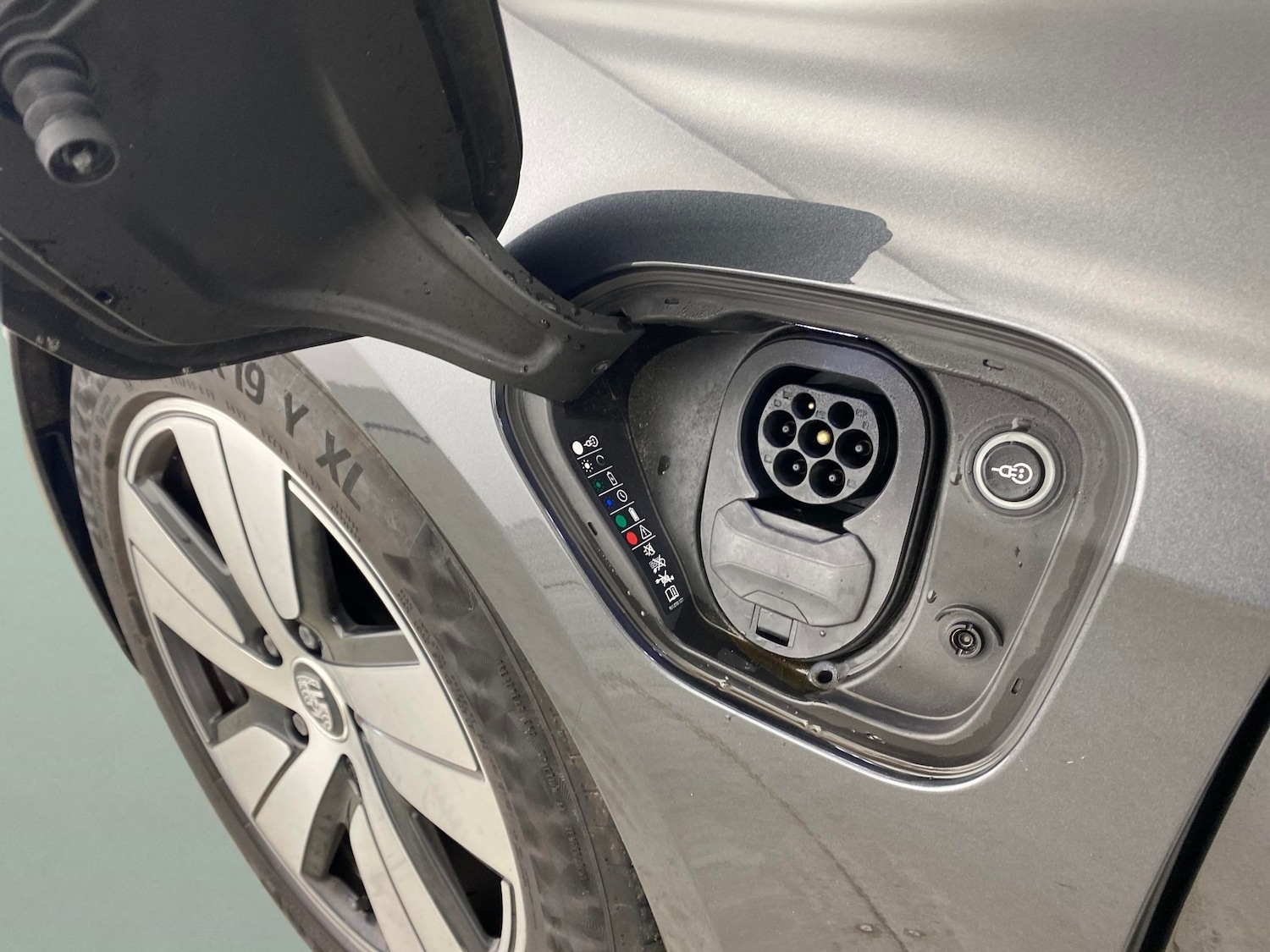 Used Porsche Taycan 2020 for sale - 77397624: Photo 24