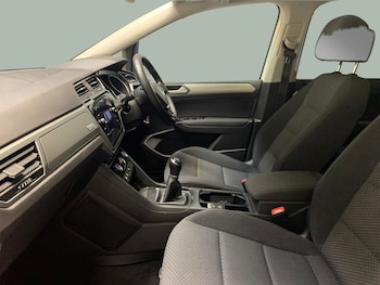 Used Volkswagen Touran 2018 for sale - 76477673: Photo