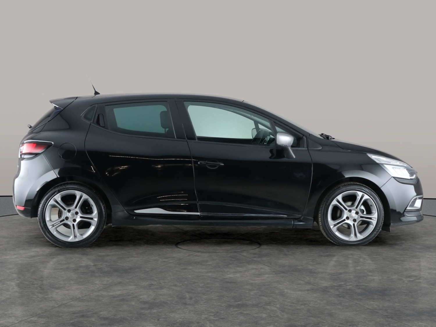 Used Renault Clio 2018 for sale - 76480135: Photo 9