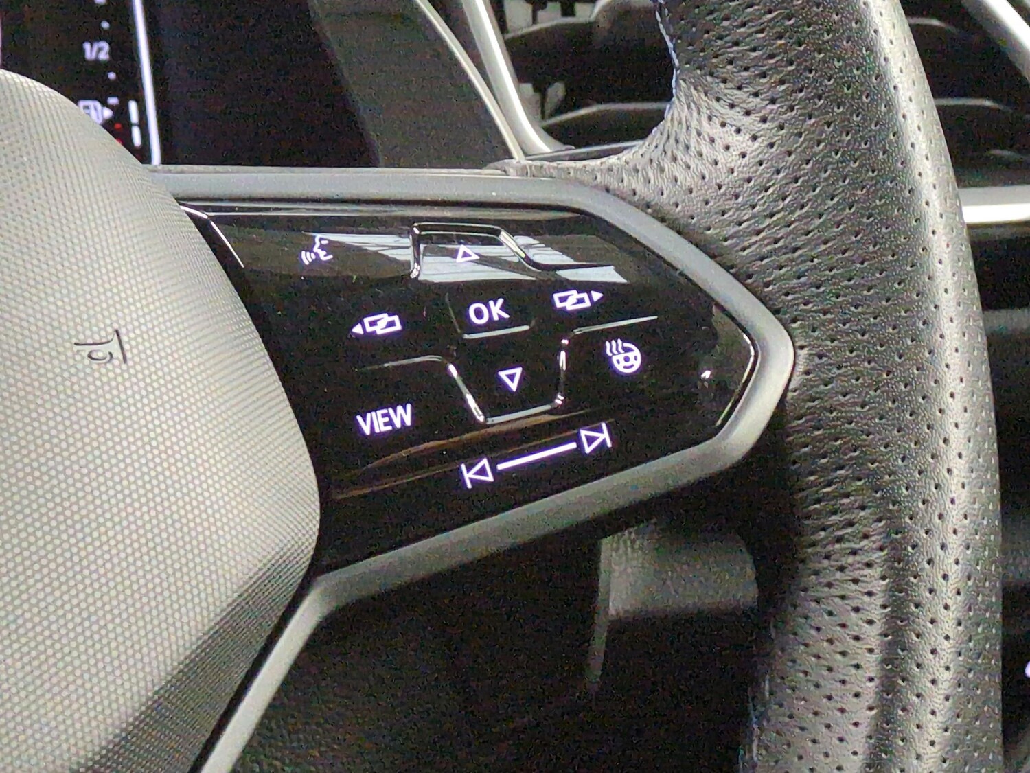 Used Volkswagen T-Roc for sale - 77635670: Photo 18