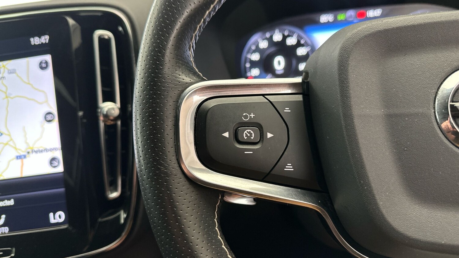 Used Volvo XC40 for sale - 77364880: Photo 22