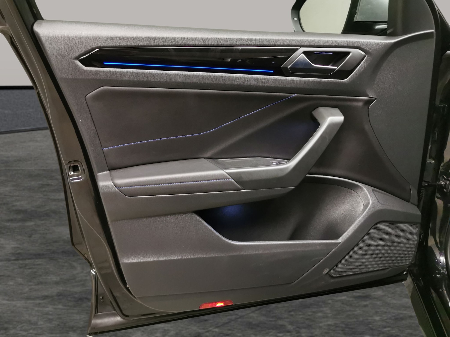 Used Volkswagen T-Roc 2023 for sale - 77274196: Photo 24