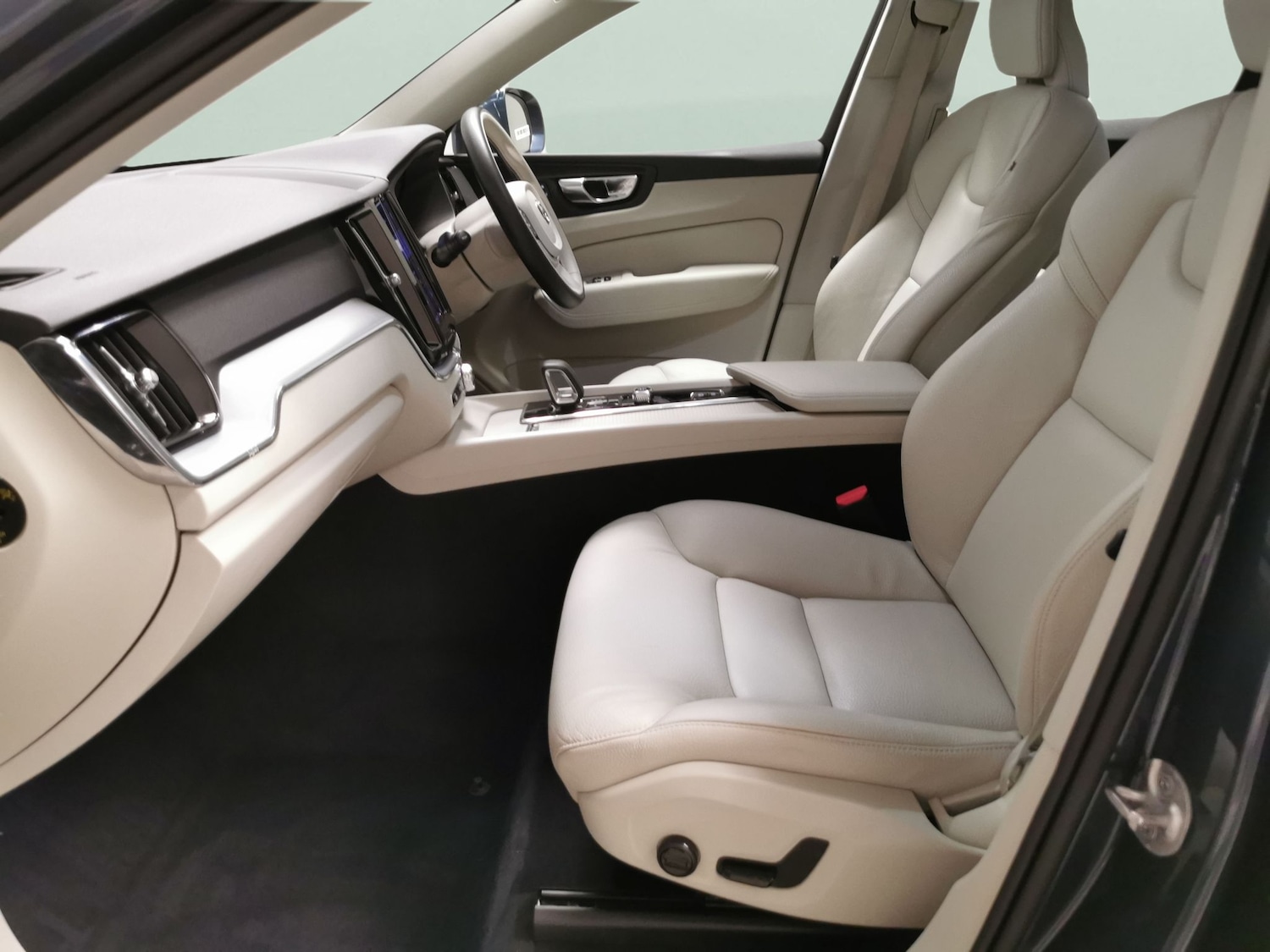 Used Volvo XC60 2022 for sale - 78042539: Photo 4