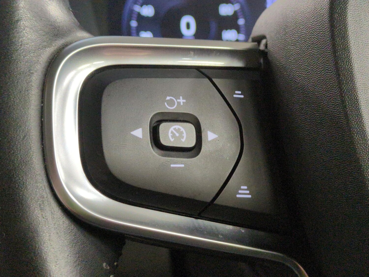 Used Volvo XC40 for sale - 76738729: Photo 24