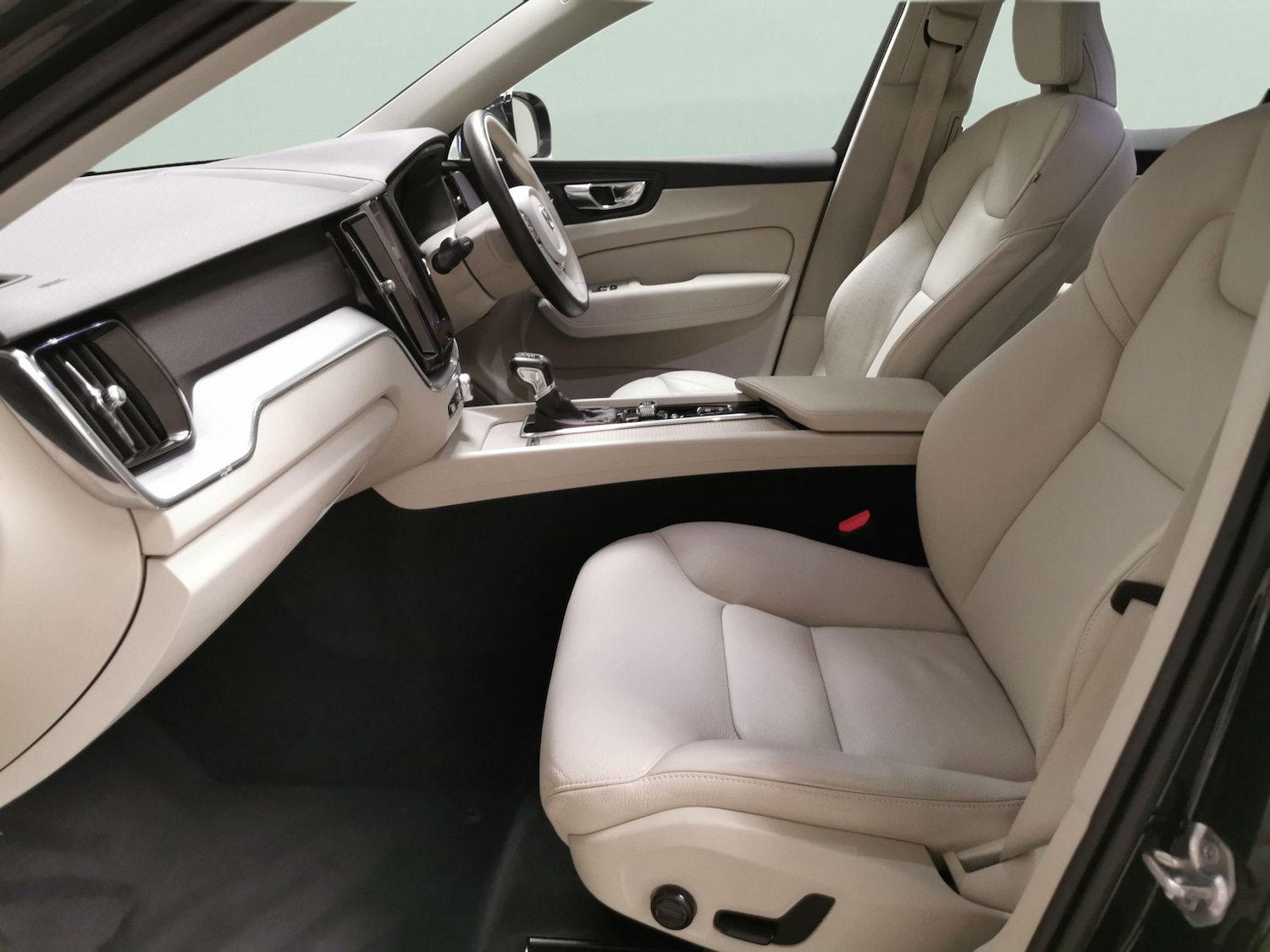 Used Volvo XC60 2020 for sale - 77829835: Photo 4