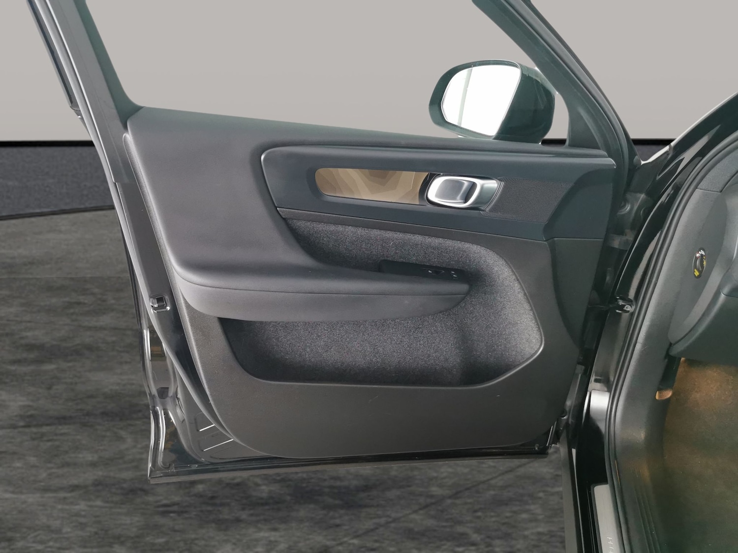 Used Volvo XC40 2023 for sale - 77778908: Photo 29