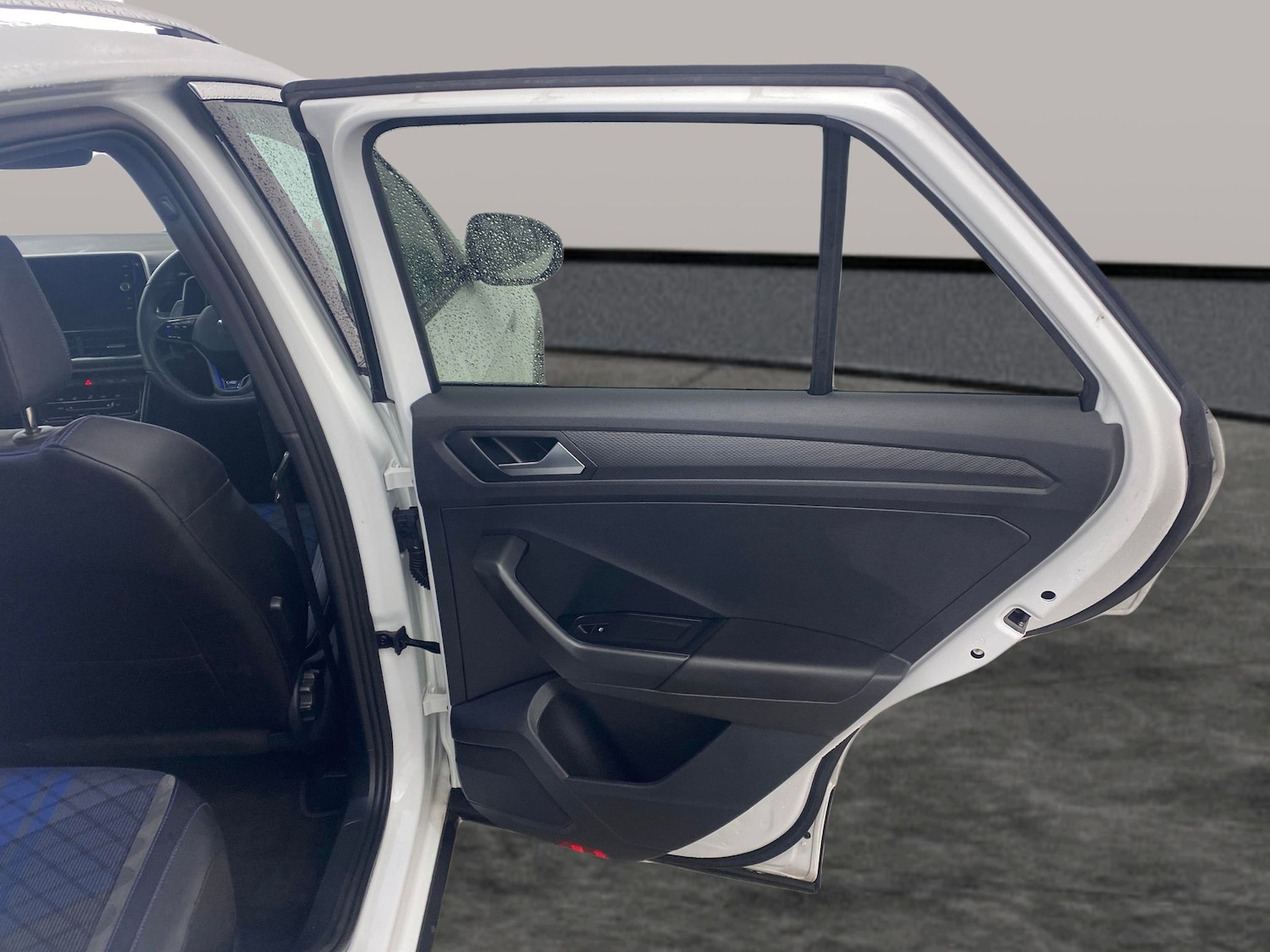 Used Volkswagen T-Roc 2023 for sale - 77570424: Photo 23