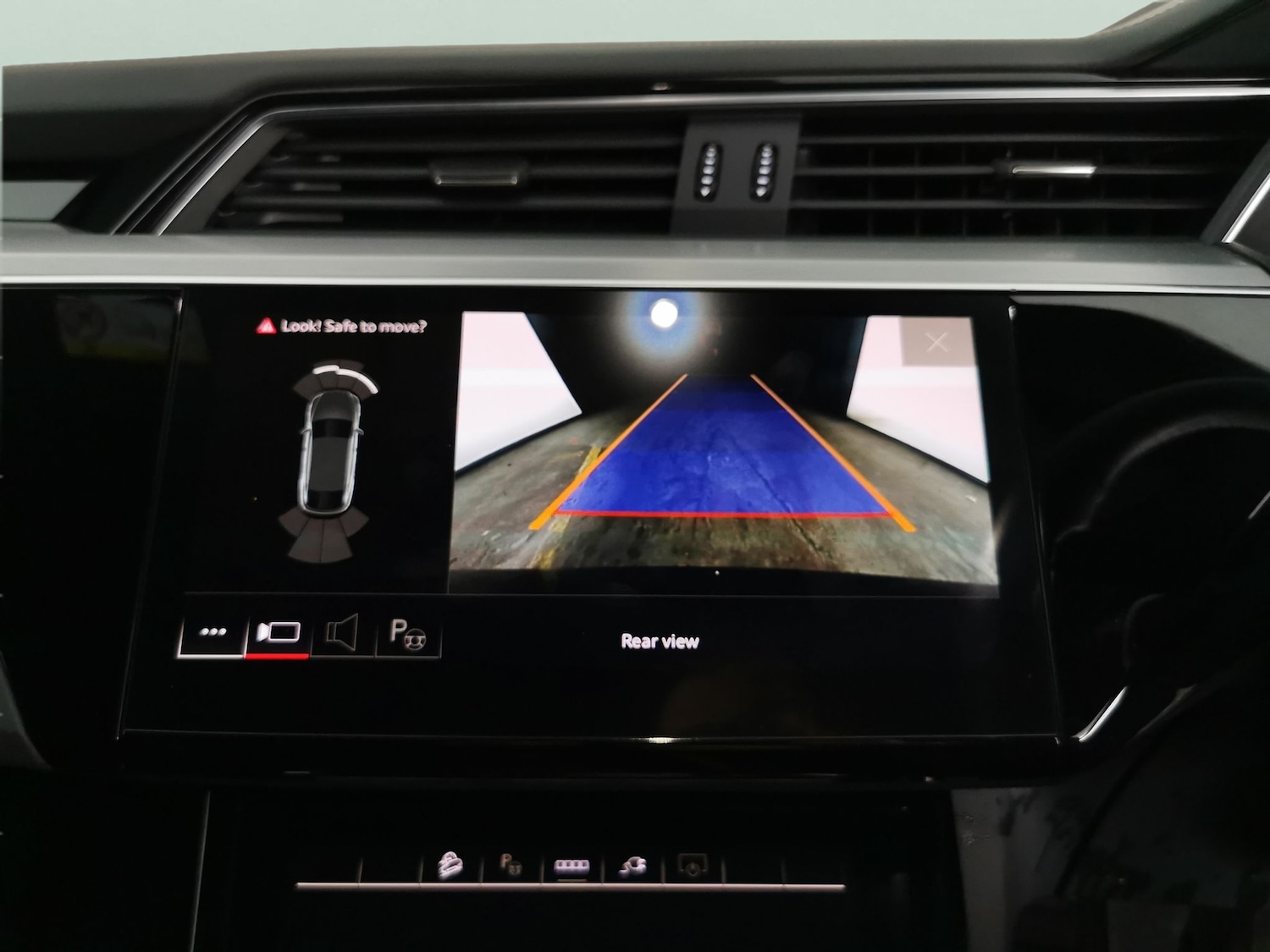 Used Audi e-tron 2023 for sale - 77307934: Photo 6