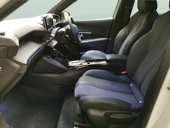 Used Peugeot 2008 2022 for sale - 76980537: Photo