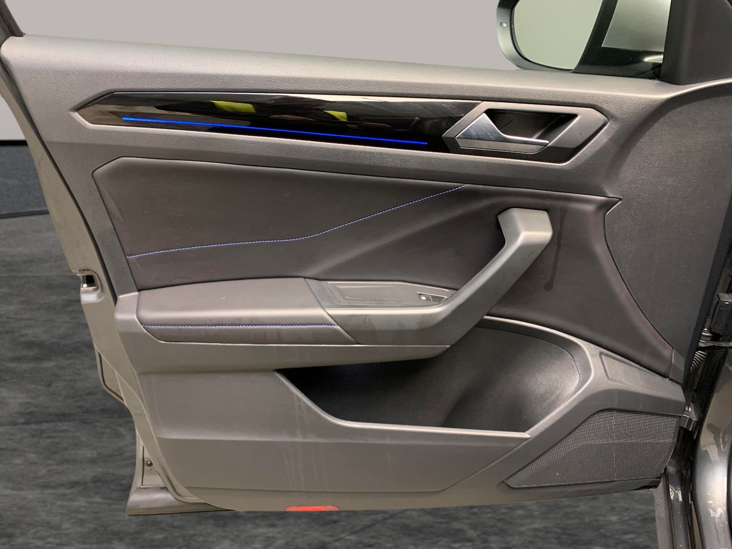 Used Volkswagen T-Roc 2023 for sale - 76960551: Photo 30