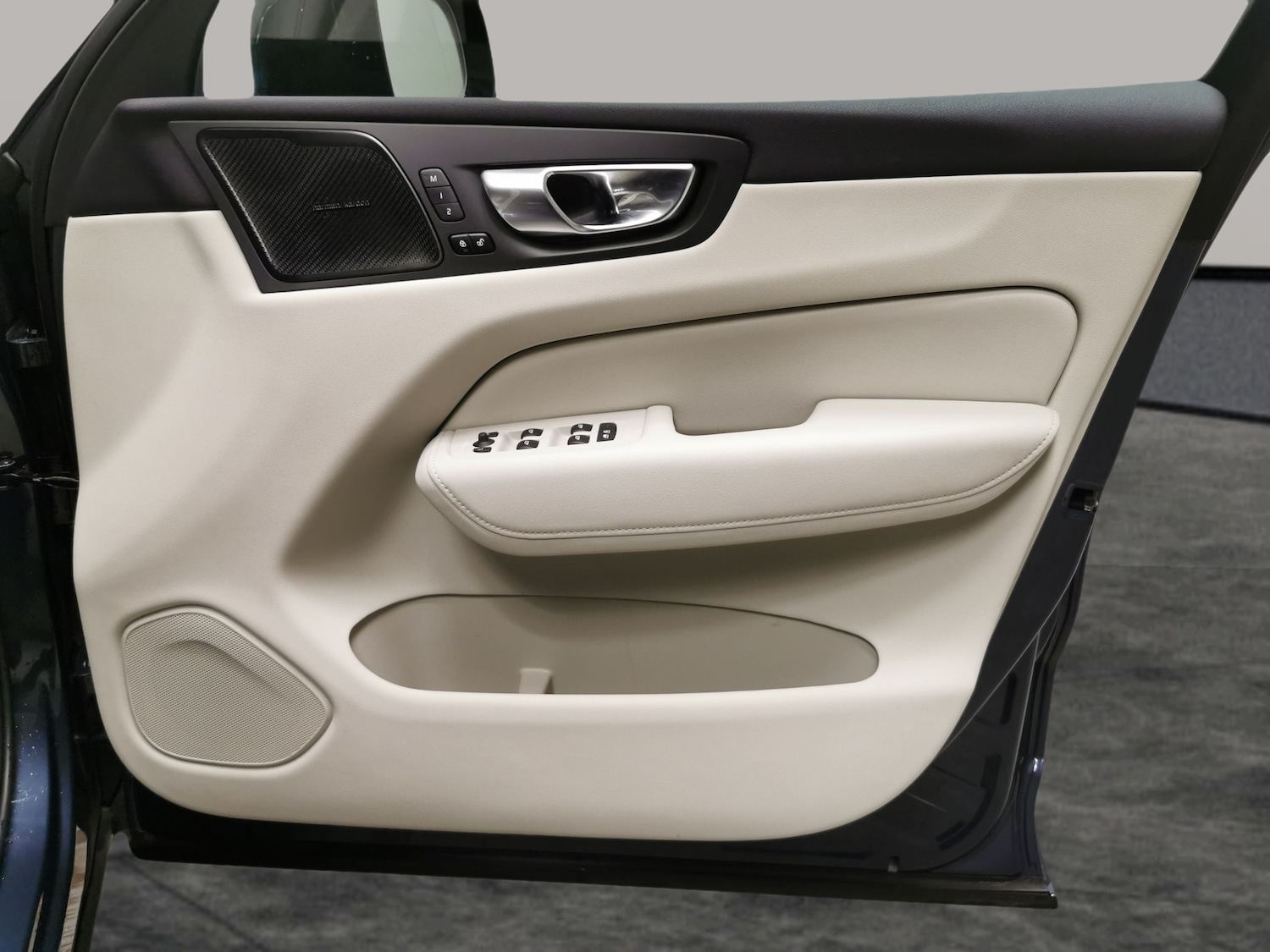 Used Volvo XC60 2023 for sale - 77392486: Photo 30