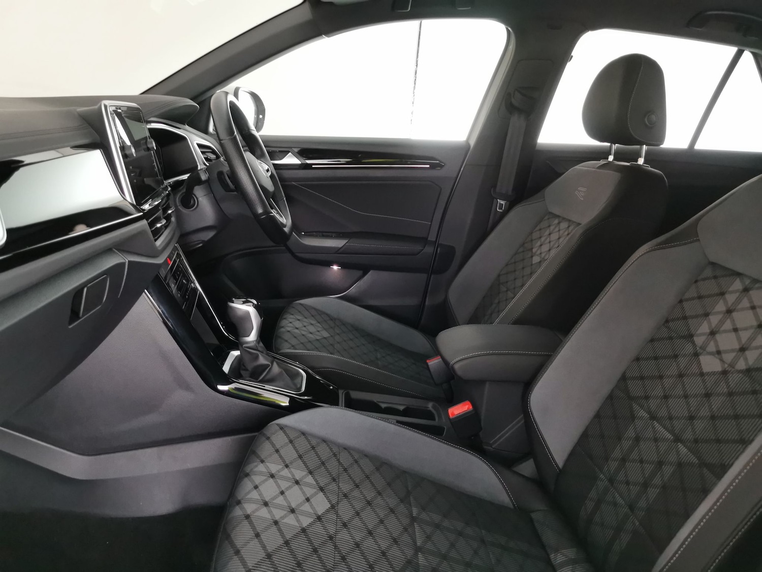 Used Volkswagen T-Roc 2023 for sale - 77558281: Photo 4