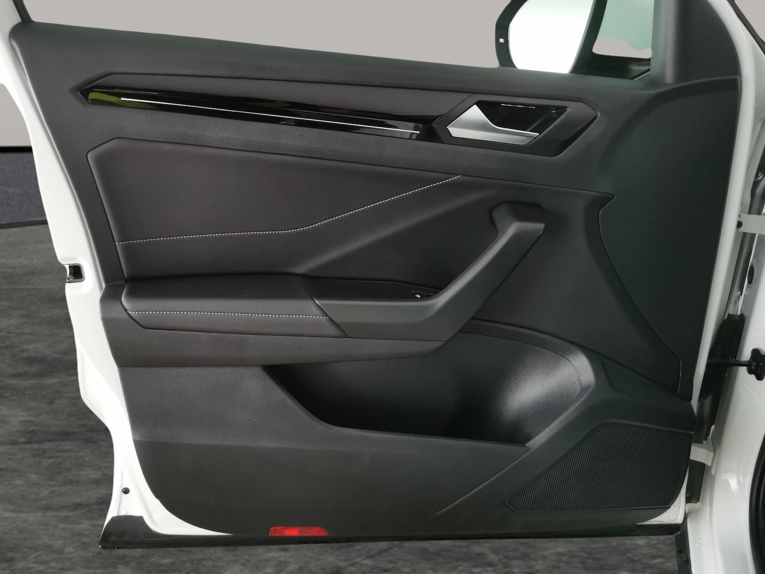 Used Volkswagen T-Roc 2025 for sale - 78067895: Photo 31