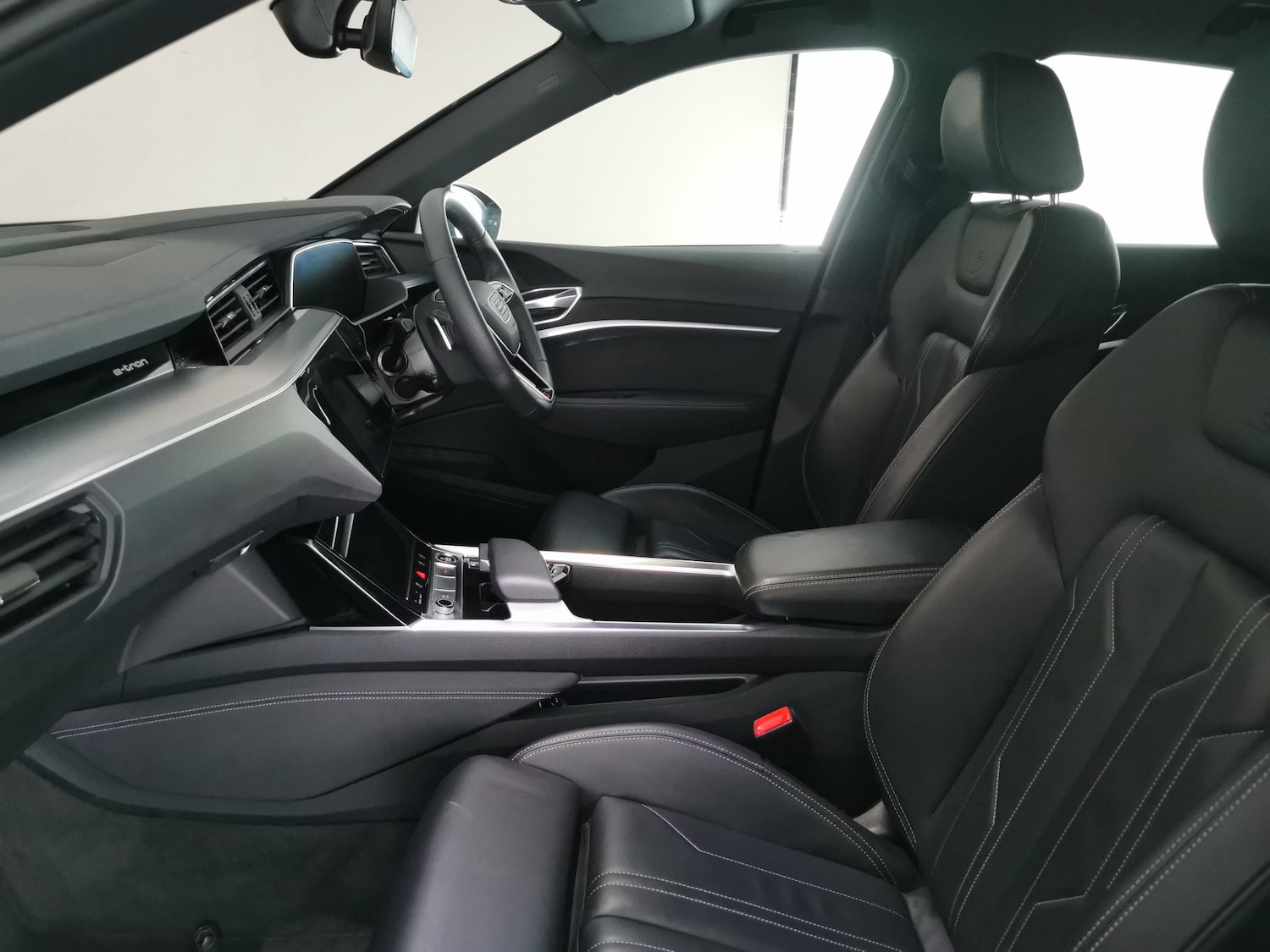 Used Audi e-tron 2023 for sale - 77210878: Photo 4