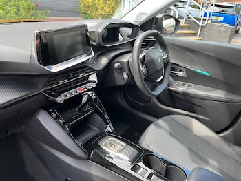Used Peugeot E-2008 2022 for sale - 76189128: Photo
