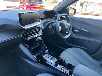 Used Peugeot 2008 2024 for sale - 76188859: Photo 3