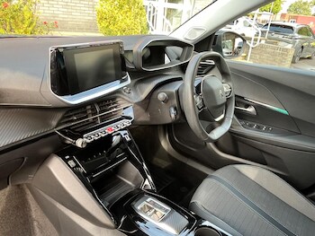 Used Peugeot E-2008 2022 for sale - 76189112: Photo