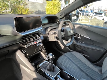 Used Peugeot 2008 2024 for sale - 76700995: Photo