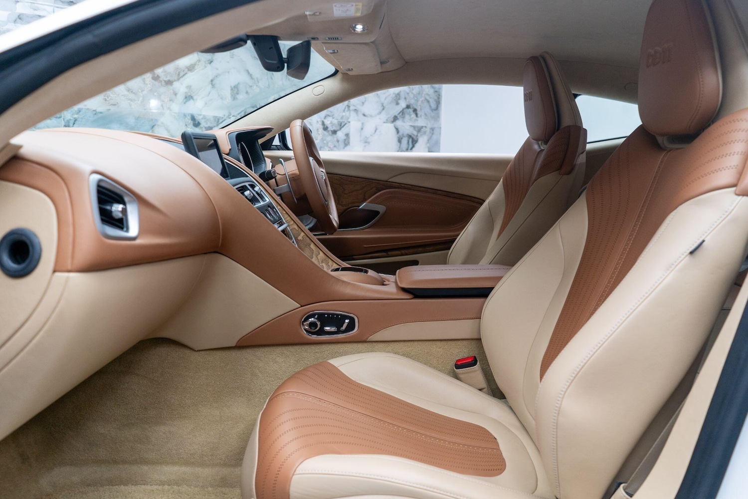 Used Aston Martin DB11 2016 for sale - 76473221: Photo 15