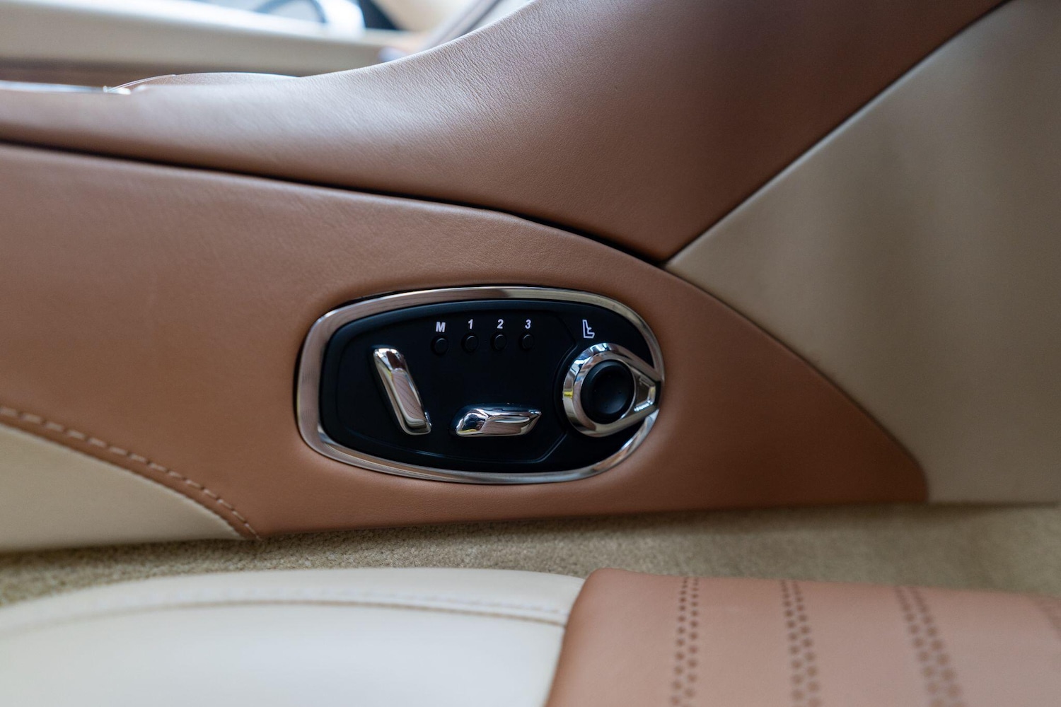 Used Aston Martin DB11 2016 for sale - 76473221: Photo 37