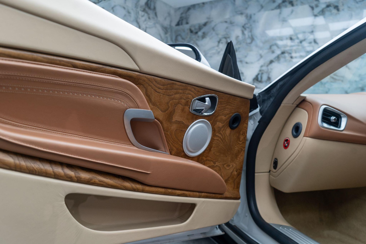 Used Aston Martin DB11 2016 for sale - 76473221: Photo 40