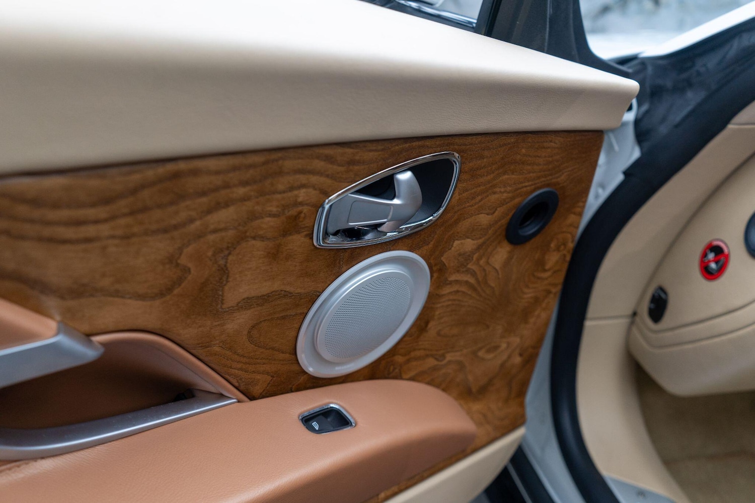 Used Aston Martin DB11 2016 for sale - 76473221: Photo 42