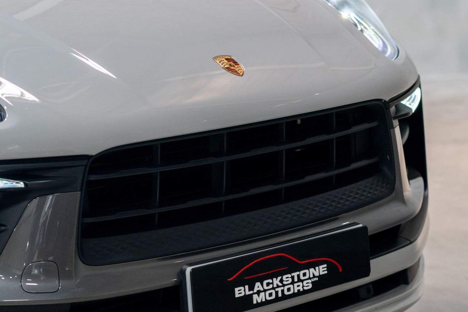 Used Porsche Macan 2023 for sale - 78184279: Photo 2