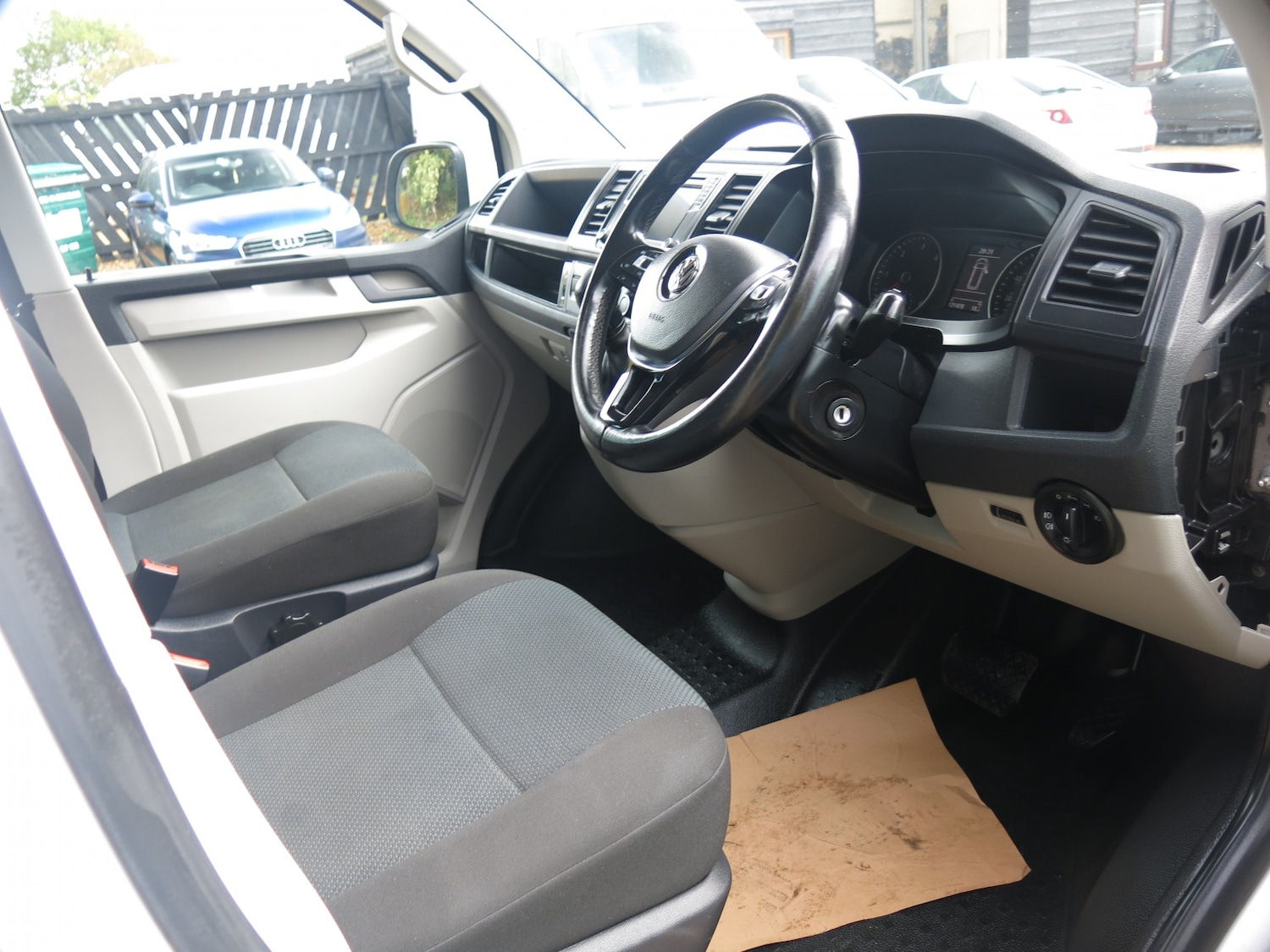 Used Volkswagen Transporter 2017 for sale - 77140596: Photo 3