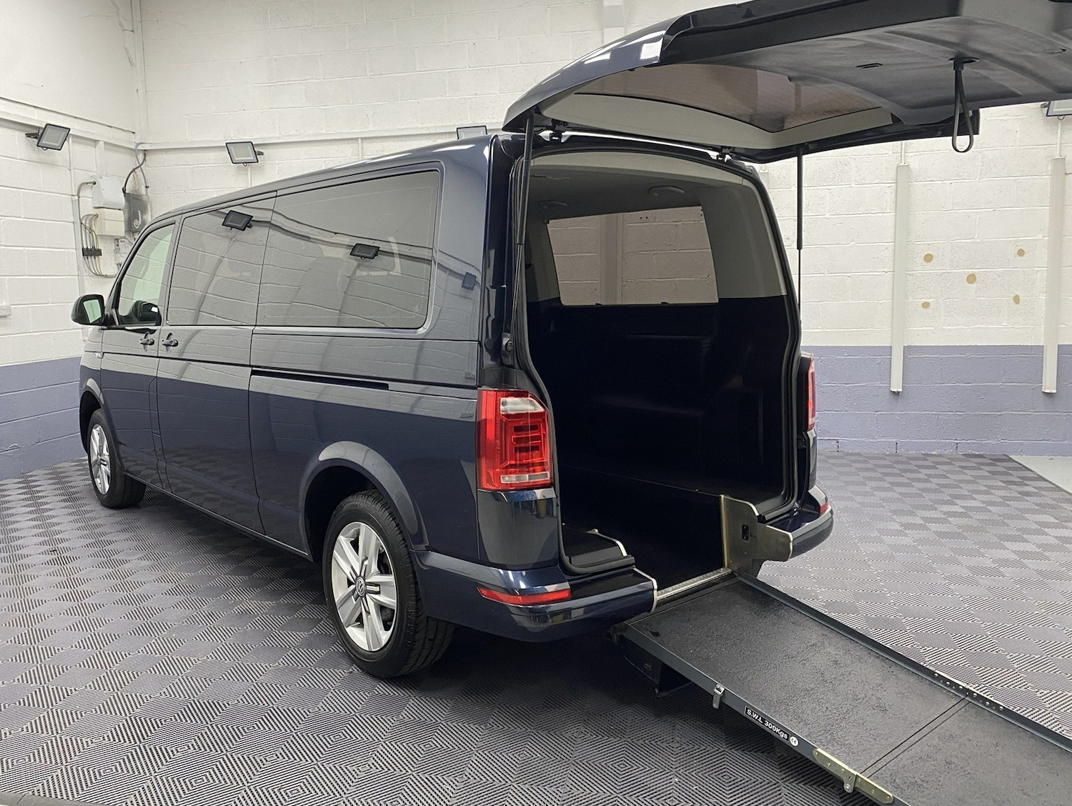 Used Volkswagen Transporter Shuttle 2018 for sale - 78212071: Photo 1