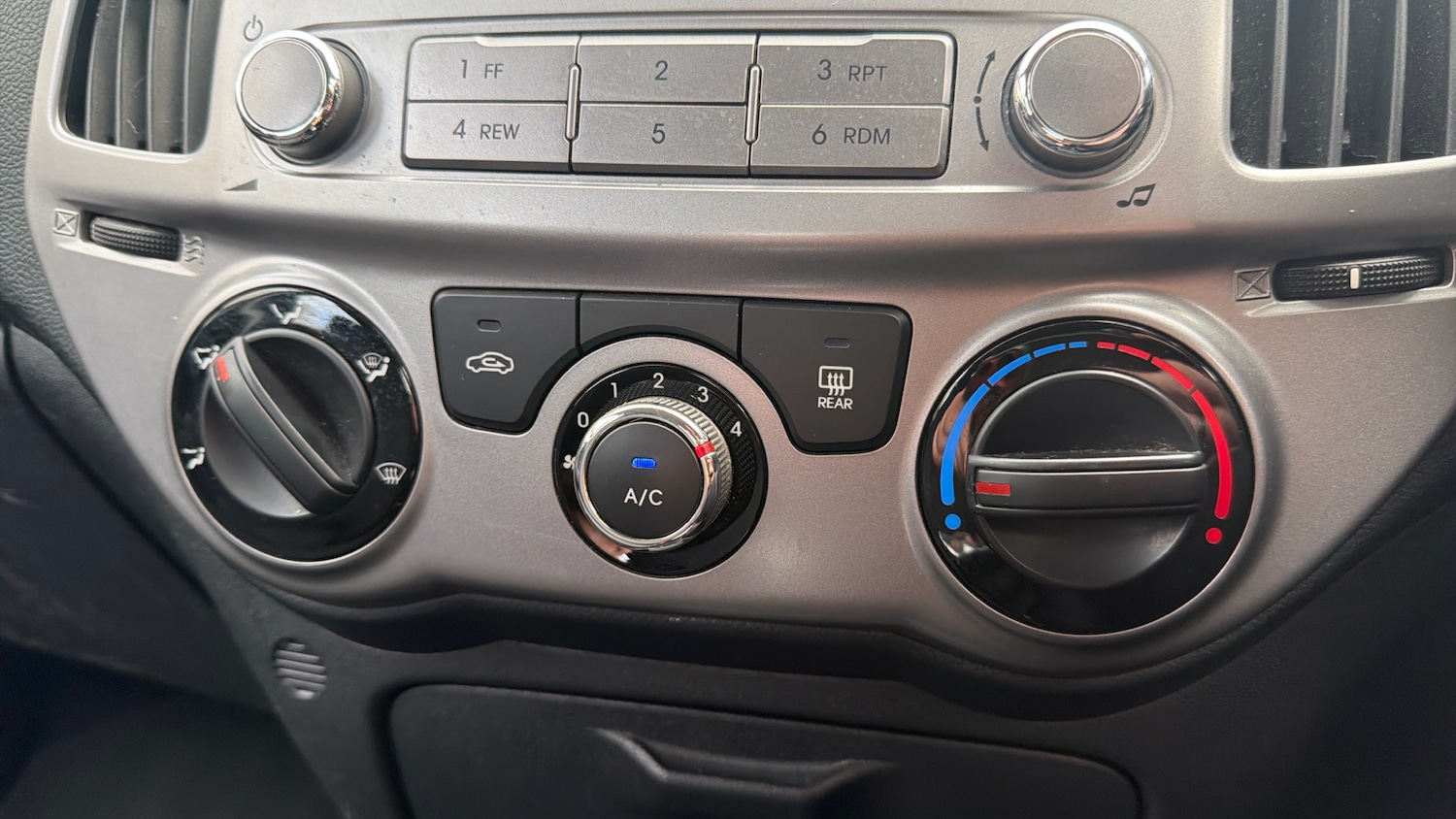 Used Hyundai i20 2014 for sale - 76602217: Photo 38