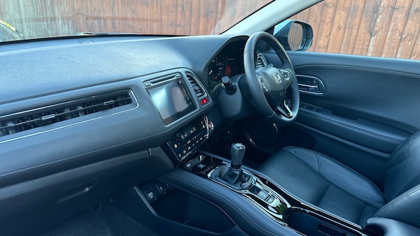 Used Honda HR-V 2018 for sale - 76252579: Photo 2
