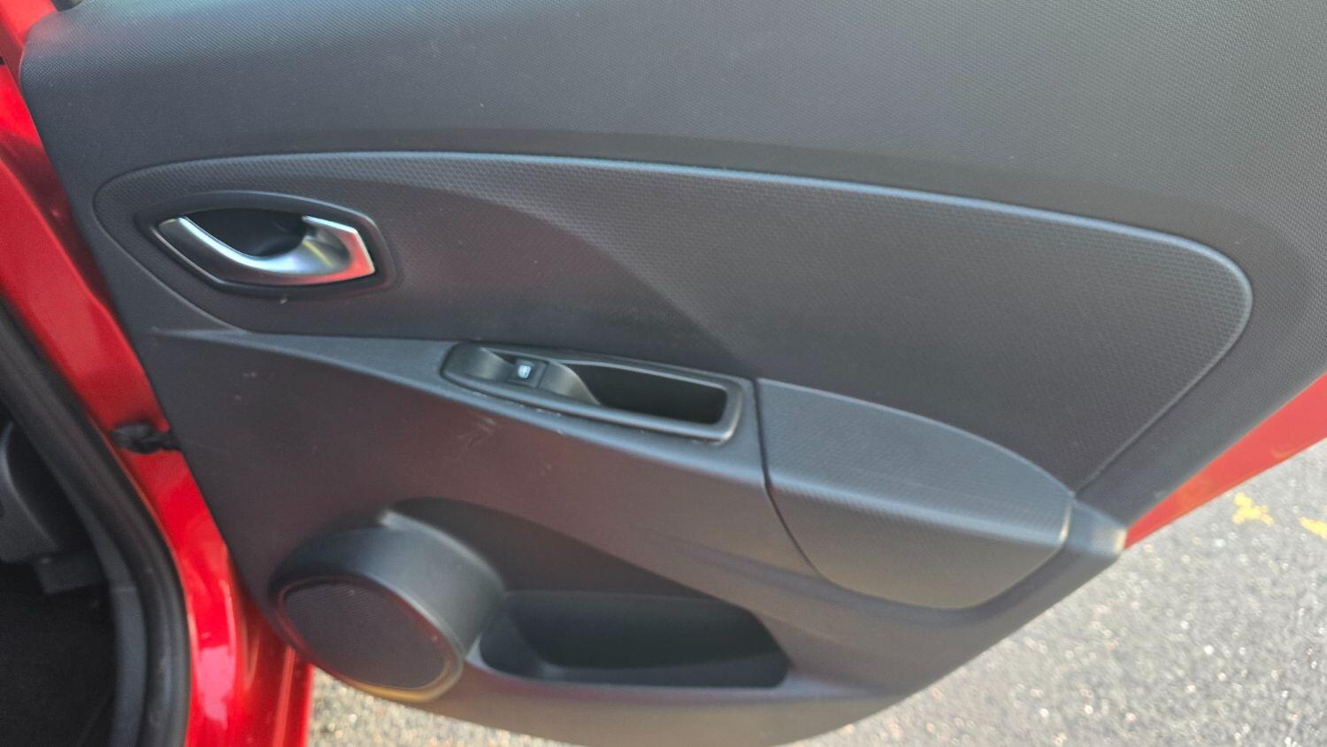 Used Renault Clio 2015 for sale - 76793153: Photo 19