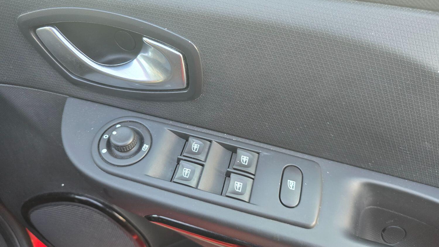 Used Renault Clio 2015 for sale - 76225304: Photo 10