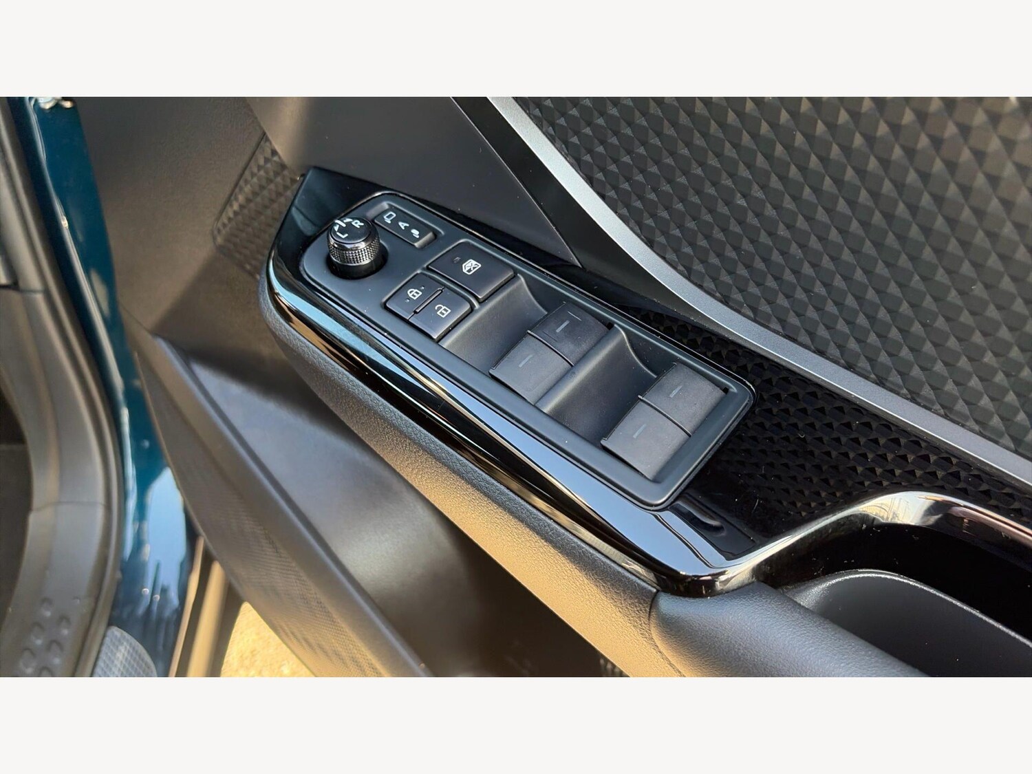 Used Toyota C-HR 2023 for sale - 77783077: Photo 28