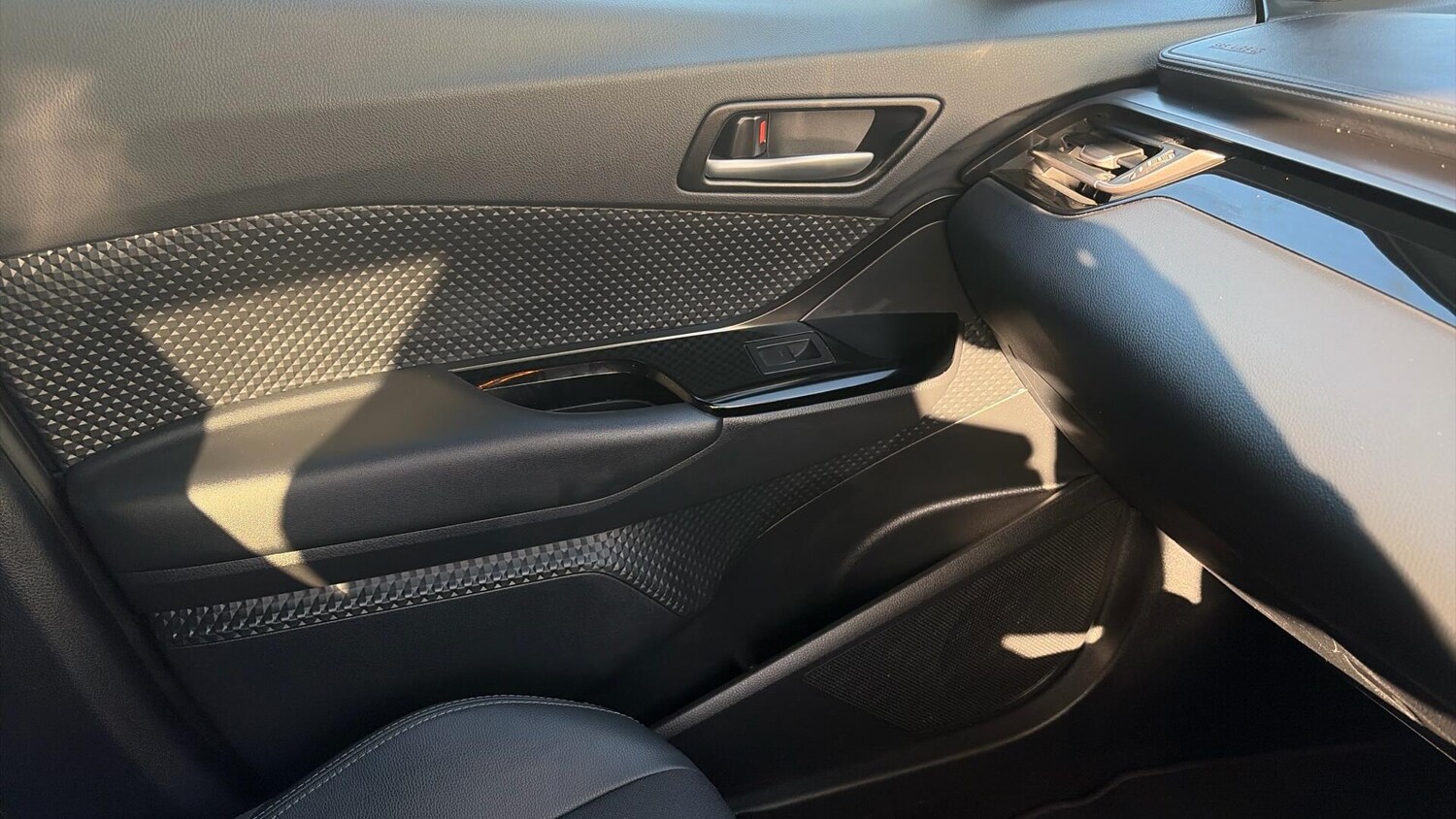 Used Toyota C-HR 2023 for sale - 77783077: Photo 38