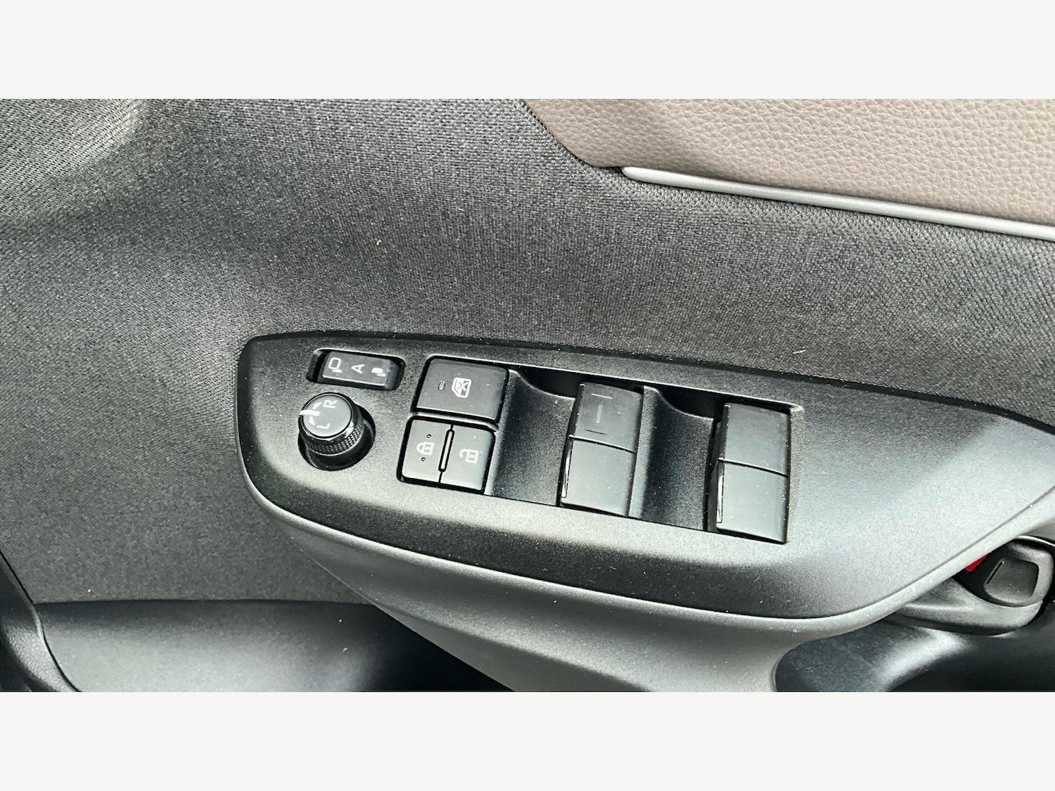 Used Toyota Yaris Cross 2024 for sale - 77057329: Photo 30