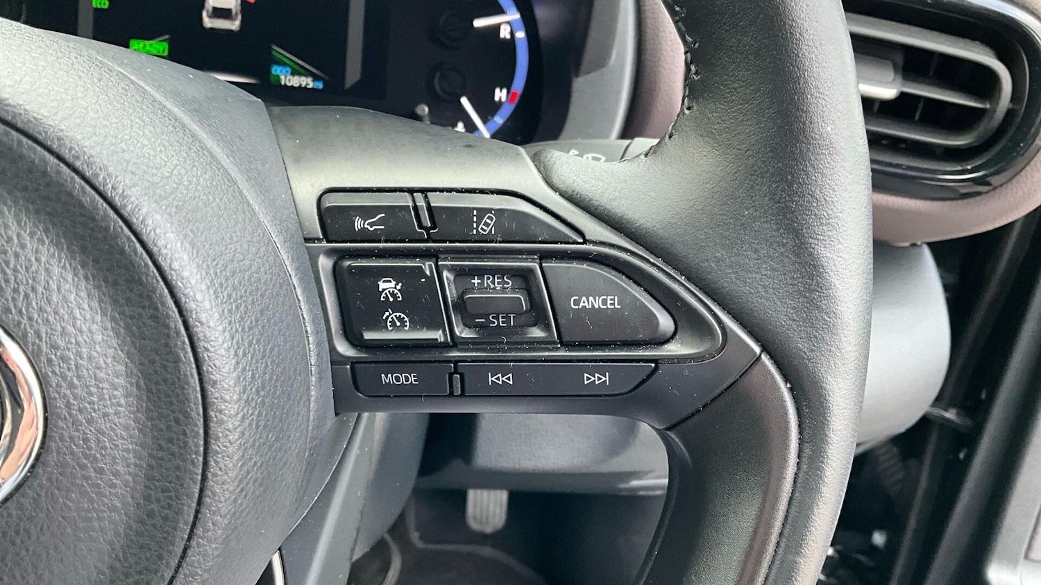 Used Toyota Yaris Cross 2024 for sale - 77057329: Photo 32