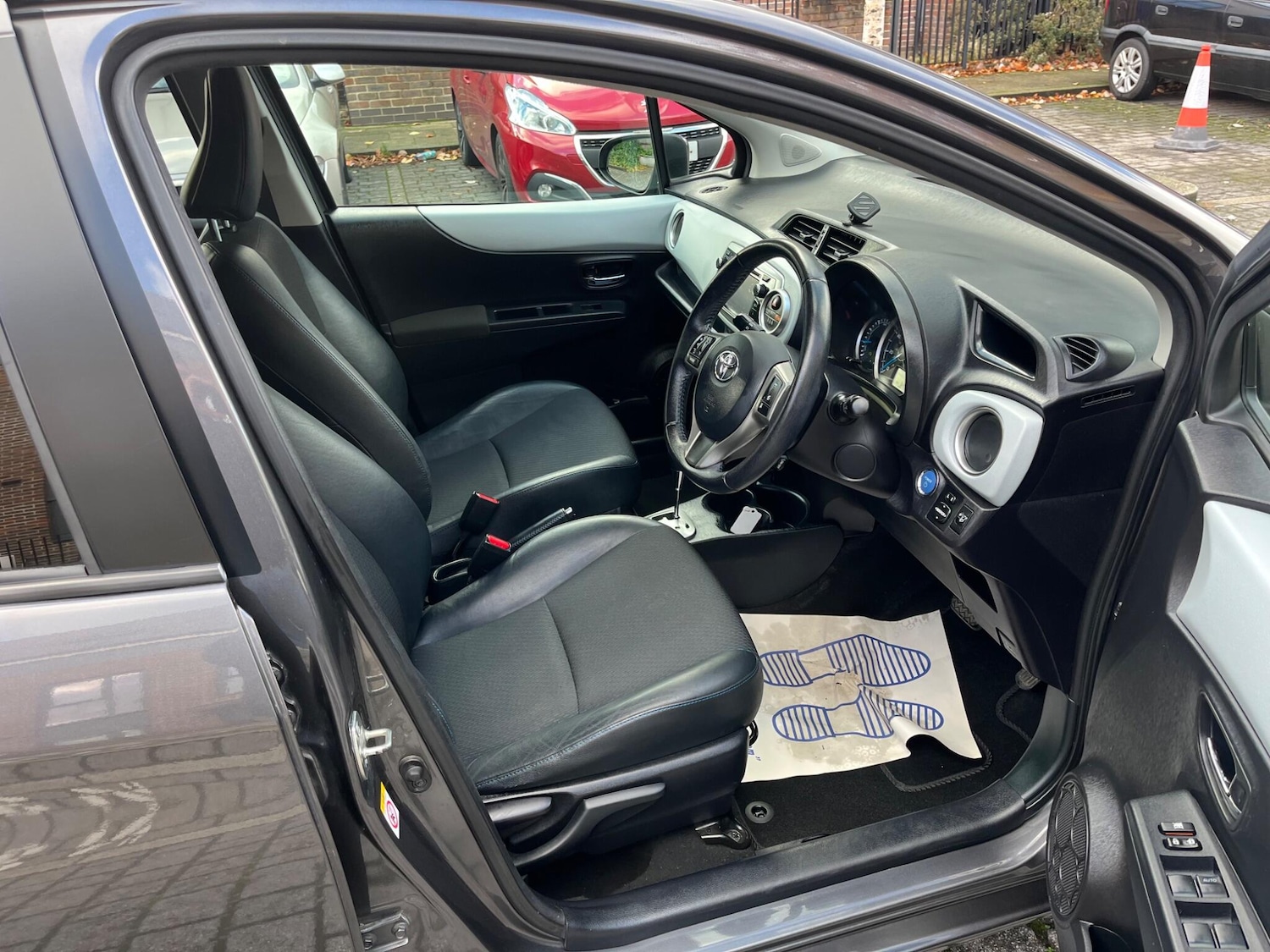 Used Toyota Yaris 2013 for sale - 76608361: Photo 17