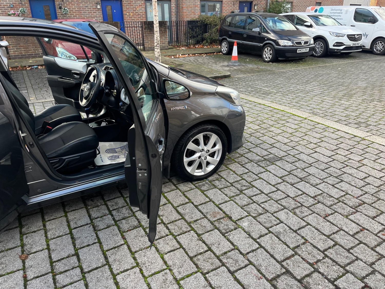 Used Toyota Yaris 2013 for sale - 76608361: Photo 30