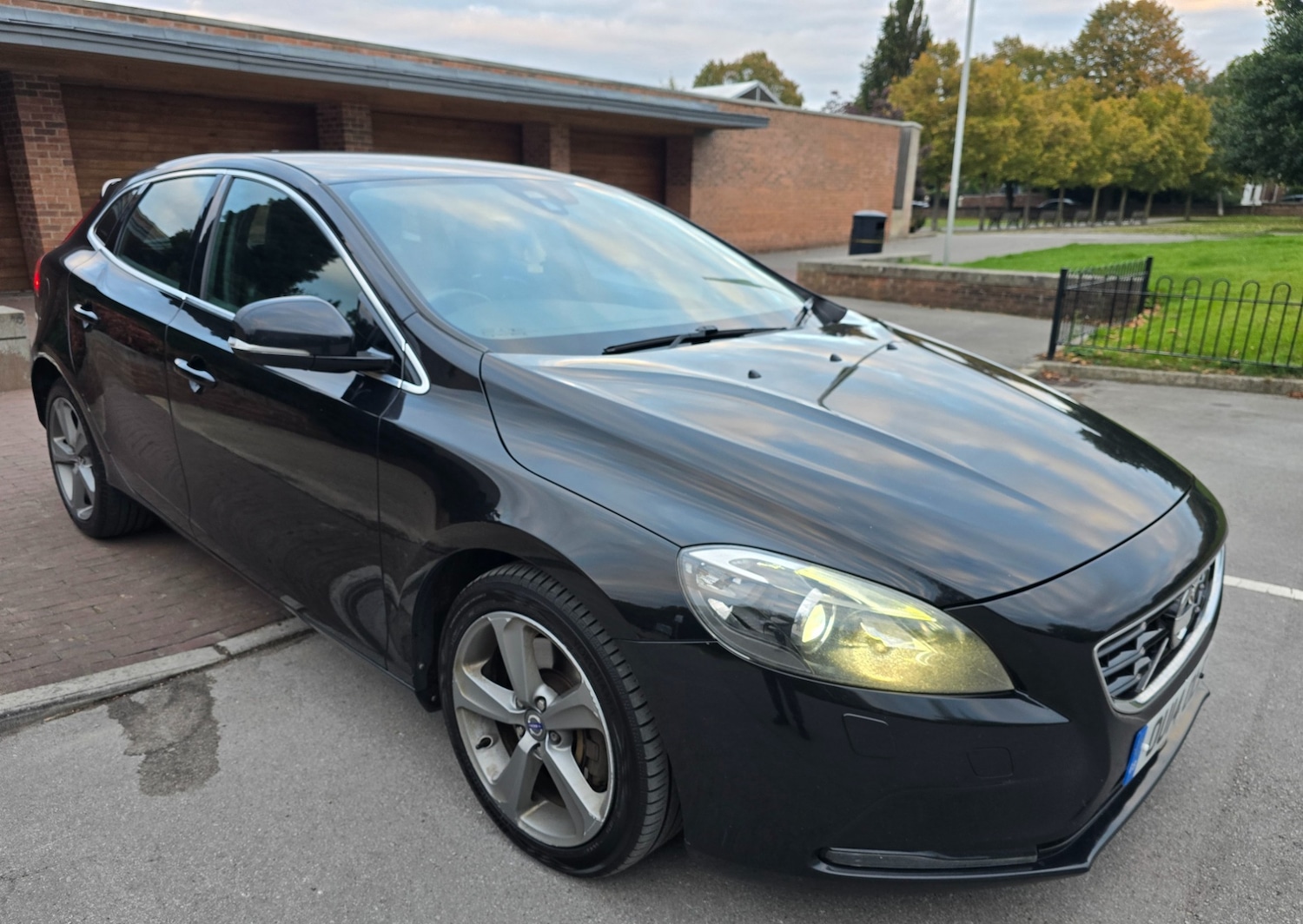 Used Volvo V40 2014 for sale - 76083603: Photo 2