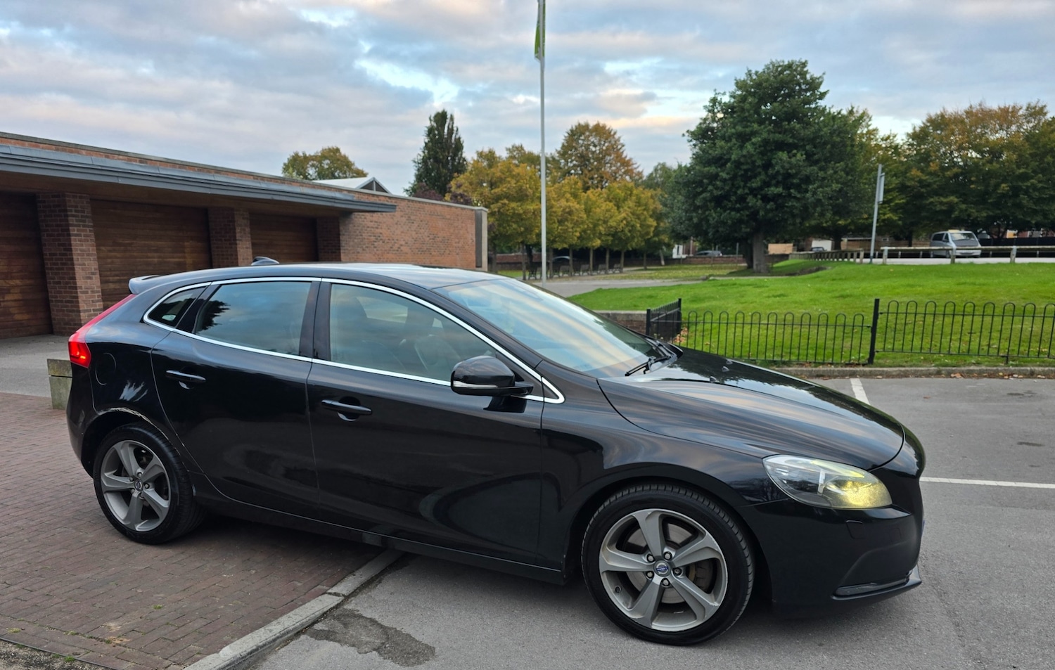 Used Volvo V40 2014 for sale - 76083603: Photo 4
