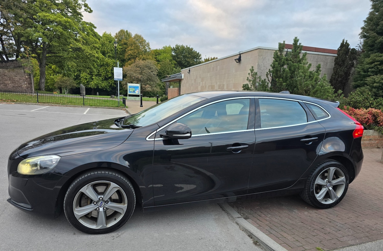 Used Volvo V40 2014 for sale - 76083603: Photo 5