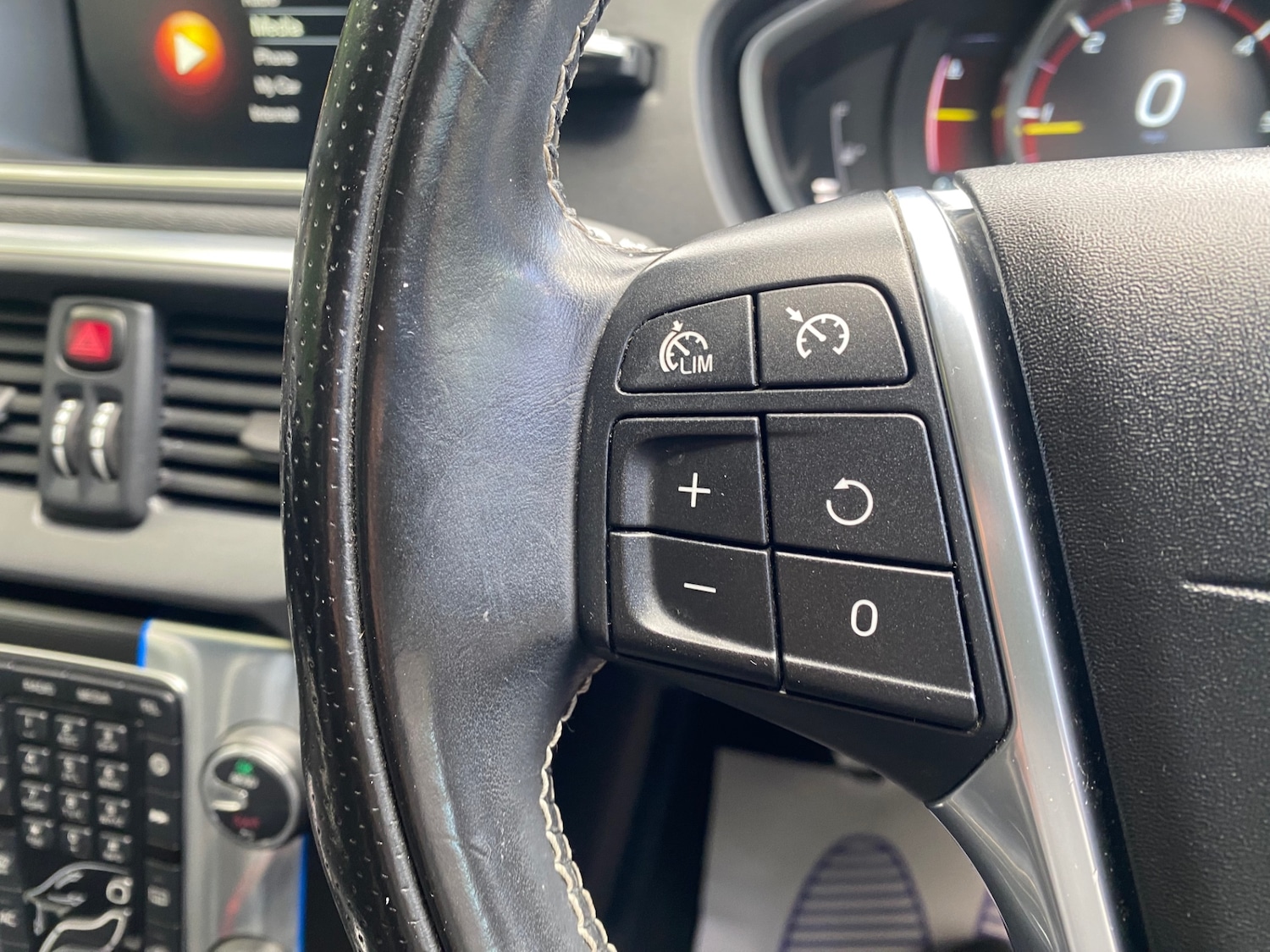 Used Volvo V40 2015 for sale - 77019499: Photo 18